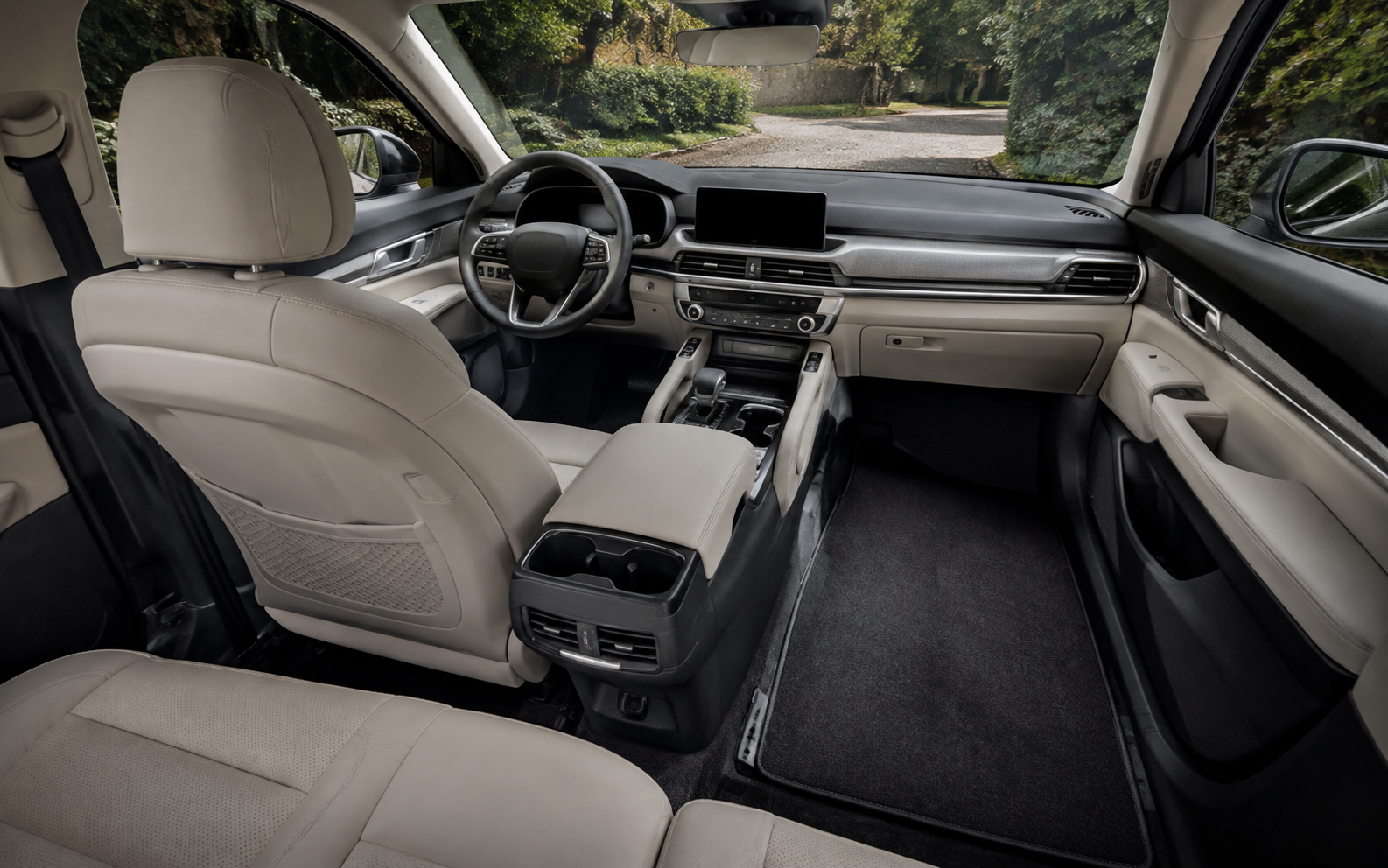 Car cabin with seat seams, floor mats, centre console and door pocket cleaning markers
